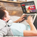 Junger Mann streamt Serien am Laptop