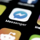 Facebook Messenger App auf Handyscreen neben anderen Social-Media Apps