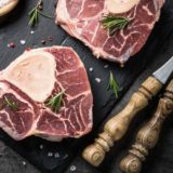 Fleisch mit verschiedenen Gewürzen und Messern