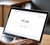 Webseite Google Suchmaschine auf Laptop Bildschrim