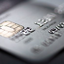 Kreditkarte mit silberner Schirft