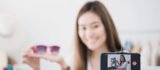 Influencerin mit Sonnenbrille und Smartphone