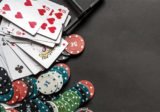 Glücksspiel: Unterschiedliche Karten und Chips