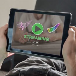 Mann hält Tablet mit Musik- und Videostreaming in den Händen