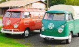 Zwei ältere VW-Busse auf einem Hof