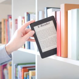 E-Book Reader in Bücherregal
