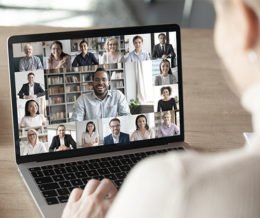 Frau redet über videokonferenz auf ihrem Laptop mit ihren Freunden/Kollegen