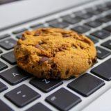 Cookie liegt auf der Tastatur eines Laptops