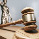 Richterhammer vor Justitia
