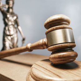 Richterhammer vor Justitia