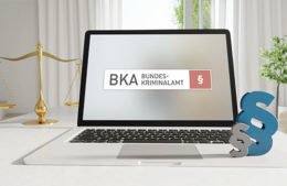 BKA und Laptop mit Paragraphzeichen