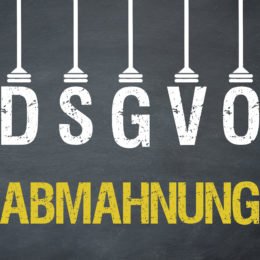 DSGVO Buchstaben hängend über Abmahnung