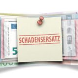 Schadensersatz-Stempel auf Zettel über Geldscheinen.