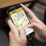 Smartphone auf dem eine Taxi-App geöffnet ist