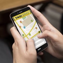 Smartphone auf dem eine Taxi-App geöffnet ist