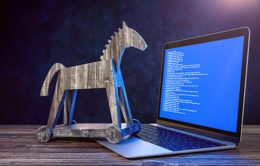 trojanisches Pferd vor Notebook