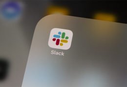 Slack App auf Tablet Bildschirm