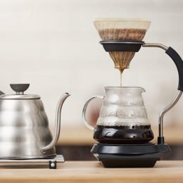 Kaffee wird in Kaffeebereiter zubereitet