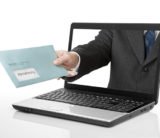 Ein Mann übergibt aus dem Laptop heraus einen Briefumschlag mit "Abmahnung"