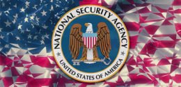 Logo der NSA vor einer US-amerikanischen Flagge