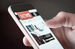 Auf einem Smartphone ist eine "News-App" geöffnet