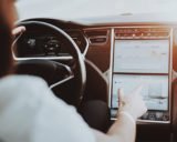 Mann in Tesla