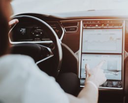 Mann in Tesla