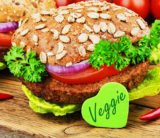 Veganer Burger auf einem Brett