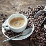 Espresso mit Löffel auf Kaffeebohnen