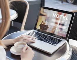 Eine Frau bucht am Laptop ein Hotel