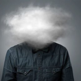 Ein Mann hat eine Wolke vor dem Gesicht