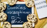 Auf einer Tafel steht "Cookies akzeptieren"