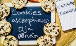 Auf einer Tafel steht "Cookies akzeptieren"