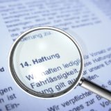 Lupe auf Papier mit Haftung im Fokus