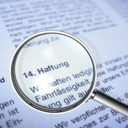 Lupe auf Papier mit Haftung im Fokus