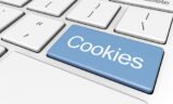 Blaue Cookie-Taste auf Laptoptastatur.