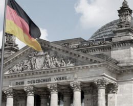 Wehende Deutschland-Flage vor dem Reichstag.