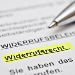 Kugelschreiber liegt auf einem Schriftstück, auf dem das Wort Widerrufsrecht gelb markiert ist.
