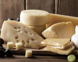 Käseplatte mit verschiedenen Sorten Käse