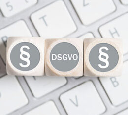DSGVO und Paragraphen zeichen auf Würfeln liegen auf Tastatur