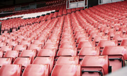 Tribüne von Fußballstadion mit roten Sitzen