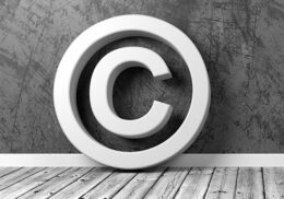 weißes Copyright Zeichen vor grauer Wand