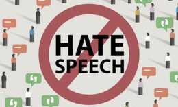 Schild mit Hate Speech in der Mitte, Wörter durchgestrichen