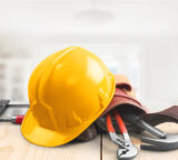 Helm eines Handwerkers mit Werkzeug
