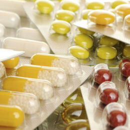 Verschiedene Medikamente in Kapsel- und Tablettenform, die sich noch in der Verpackung befinden