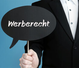 Mann im Anzug hält Sprechblase in der Hand mit Text Werberecht