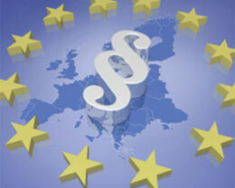 Paragraphenzeichen in Kreis aus goldenen Sternen vor blauem Hintergrund und Umrissen der EU