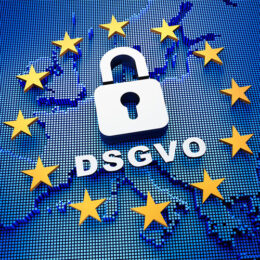 Schloss mit DSGVO Schriftzug, der von Europa Sternen umringt wird