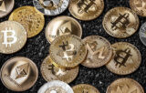 Verschieden Münzen mit Symbole für Bitcoins darauf