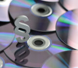 Ein graues Paragraphenzeichen steht auf mehreren CDs